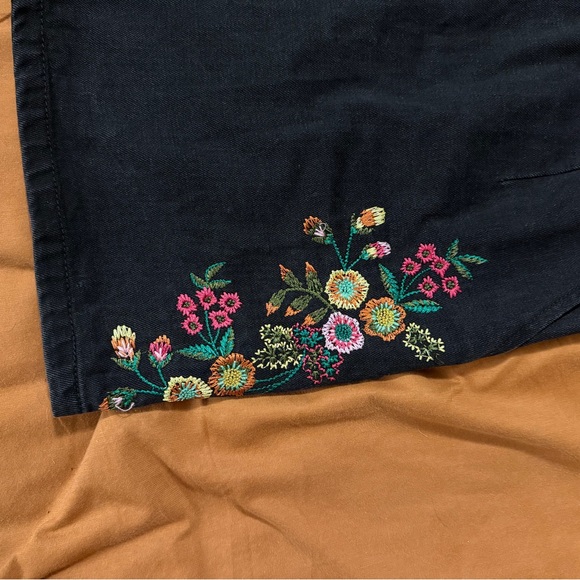 💥4/$20 Topshop Black Skirt with Colorful Floral Embroidery - Picture 2 of 10